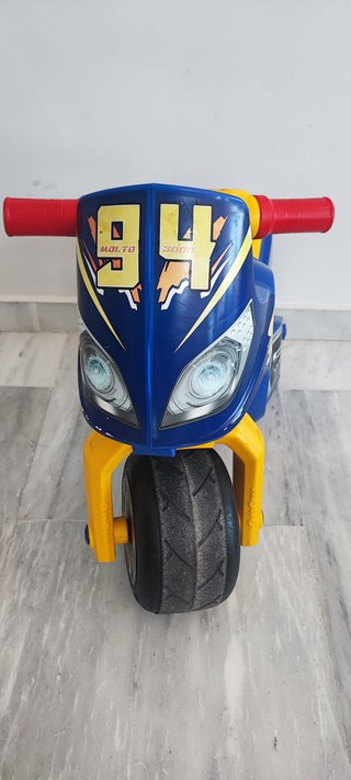 Moto correpasillos infantil azul y amarillo