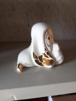 Splendida Scultura Cane Basset Hound in Ceramica e