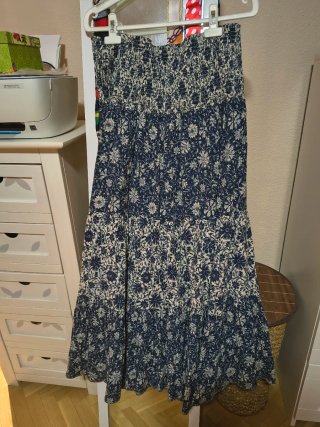Falda larga Rita Ora floral azul y blanco