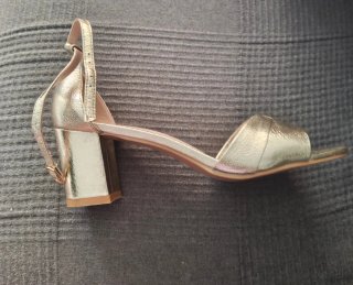 Zapatos dorados tacón talla 41