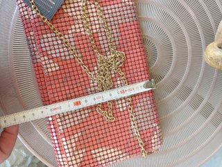 Bolso de mano naranja y dorado