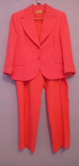 Traje 3 piezas, con detalles en cuello y puños.