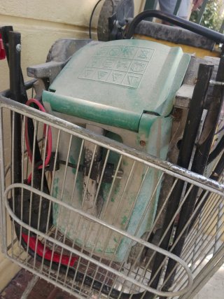 Corta césped gasolina.  Corta césped eléctrico.