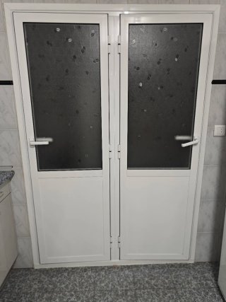 Puertas de aluminio blancas