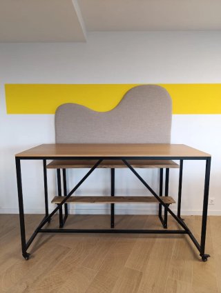 Mesa alta con banco,  2 taburetes y respaldo