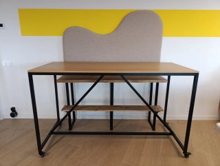 Mesa alta con banco,  2 taburetes y respaldo