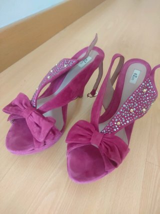 Sandalias fucsia tacón lazo y pedrería