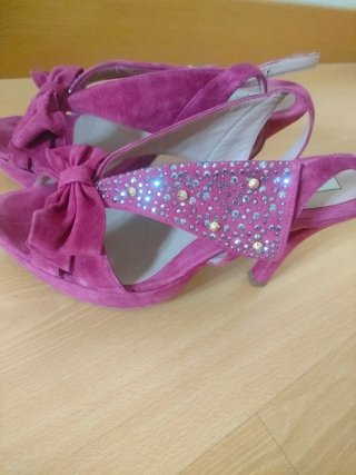 Sandalias fucsia tacón lazo y pedrería