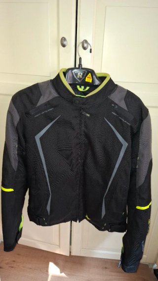 Chaqueta de moto negra con detalles