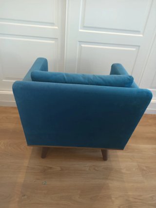 Sillón azul de terciopelo para salón