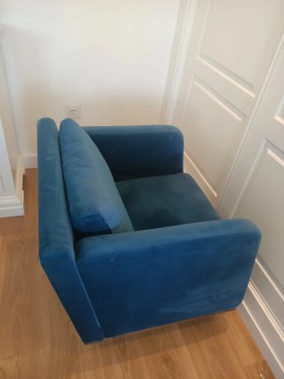 Sillón azul de terciopelo para salón