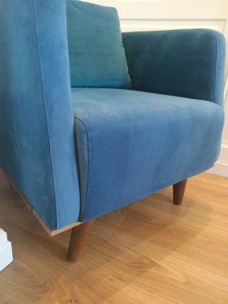 Sillón azul de terciopelo para salón