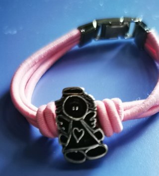 Pulsera con adorno de una niña.