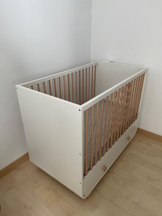 Cuna IKEA MYLLRA + colchón SKÖNAST