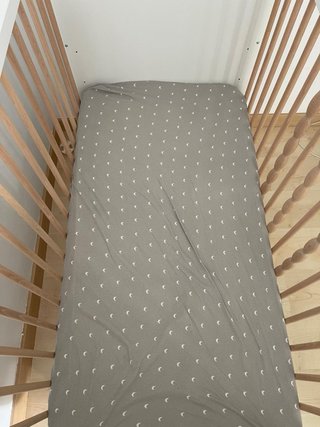 Cuna IKEA MYLLRA + colchón SKÖNAST
