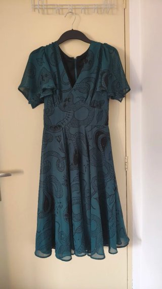Vestido verde con estampado de serpientes