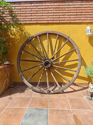 Rueda de carro antigua de madera