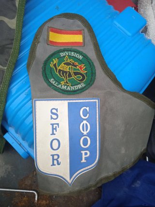 Lote boina, gorra y parches caja hermética
