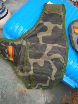 Lote boina, gorra y parches caja hermética