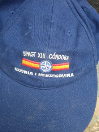 Lote boina, gorra y parches caja hermética