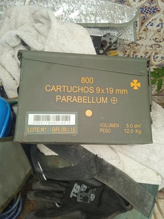 Lote boina, gorra y parches caja hermética
