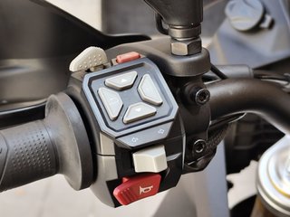 VOGE 900 DSX Negra y Dorada