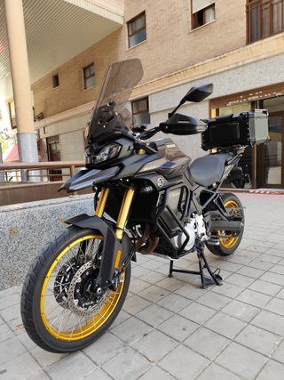 VOGE 900 DSX Negra y Dorada