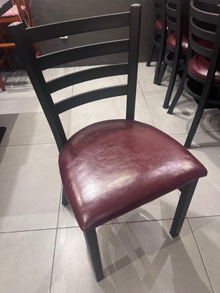 Silla de piel sintética y aluminio forjado