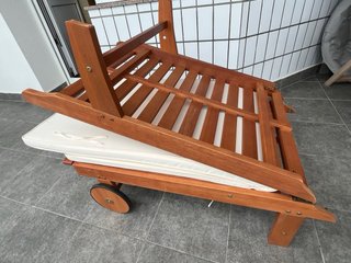 Tumbona de madera plegable con ruedas