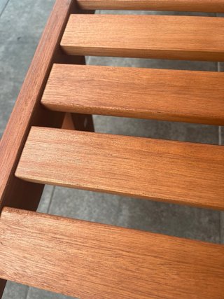 Tumbona de madera plegable con ruedas