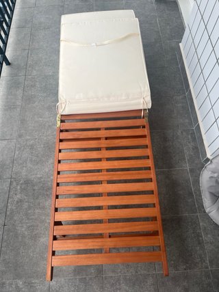 Tumbona de madera plegable con ruedas
