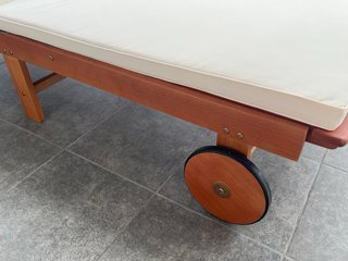 Tumbona de madera plegable con ruedas