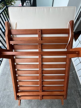 Tumbona de madera plegable con ruedas