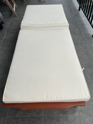 Tumbona de madera plegable con ruedas