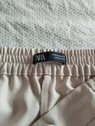 Pantalón Zara beige