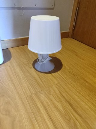 Lámpara de mesa Ikea blanca