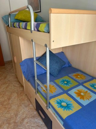 Habitación juvenil litera con armario