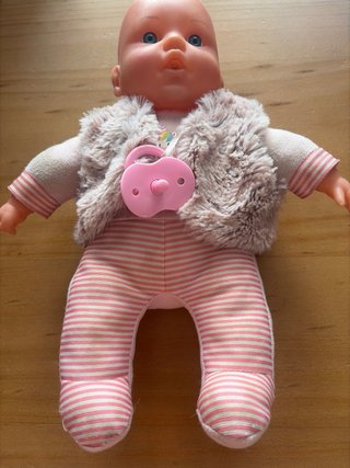 Muñeca bebé con chupete