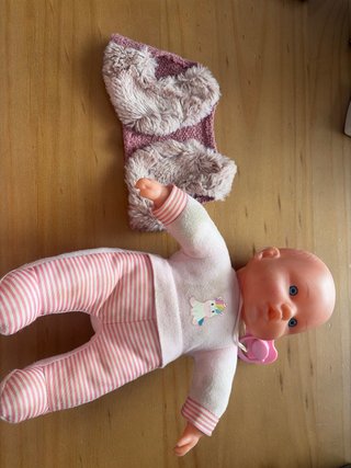 Muñeca bebé con chupete