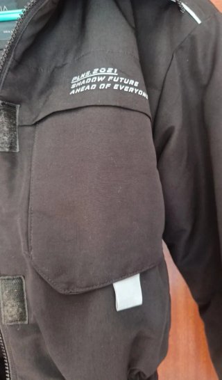 Chaqueta negra con gorro y detalles
