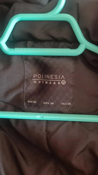 Chaqueta negra con gorro y detalles