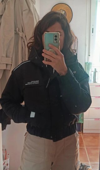 Chaqueta negra con gorro y detalles