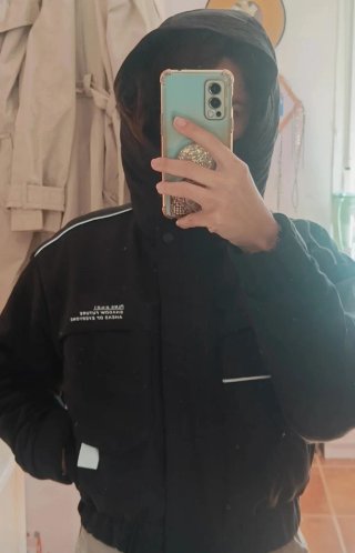 Chaqueta negra con gorro y detalles