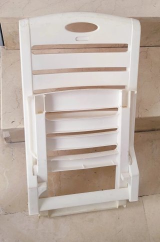 Silla plegable blanca de plástico