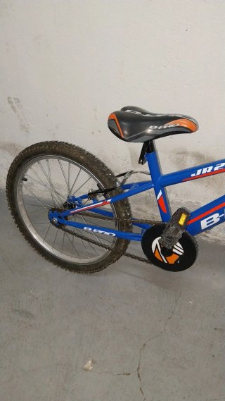 Bicicleta azul en buen estado