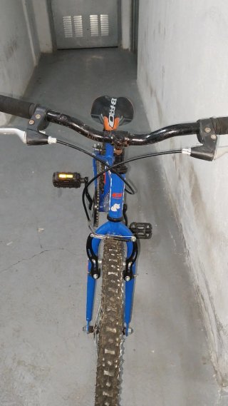 Bicicleta azul en buen estado