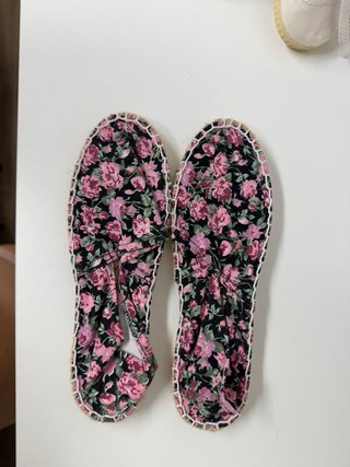 Alpargatas florales rosas y negras T.36