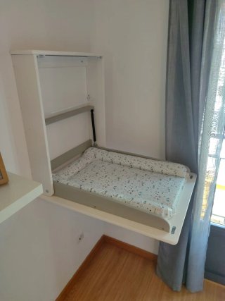 Cambiador de pared blanco