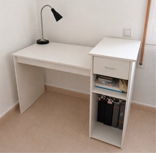 Escritorio blanco con cajón y estantería