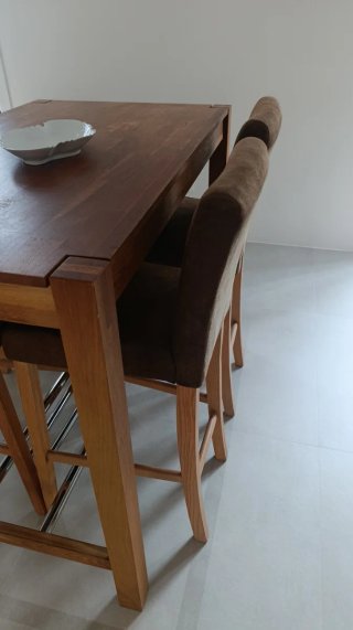 URGE! Mesa y 4 Sillas Madera Maciza